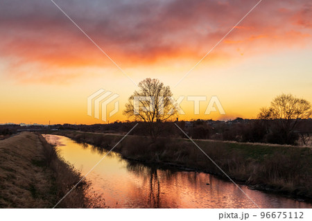 「埼玉県」美しい朝焼けと芝川・見沼田んぼ 96675112