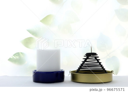 窓辺に置かれた祭壇用のろうそくと巻線香 窓辺に置かれた祭壇用のろうそくと巻線香 96675571