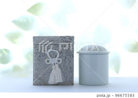 窓辺に置かれた手元供養用の骨壺と位牌 終活のイメージ3 96675583