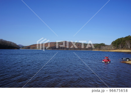 秋の岩洞湖 秋の岩洞湖 96675658
