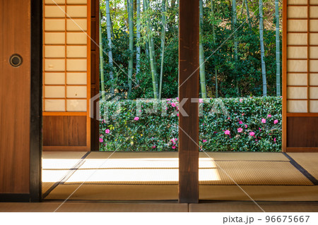 座敷と竹林 96675667