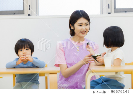 託児所　おやつ　補食 96676145