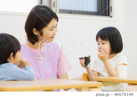 託児所　おやつ　補食 96676146