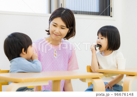 託児所　おやつ　補食 96676148