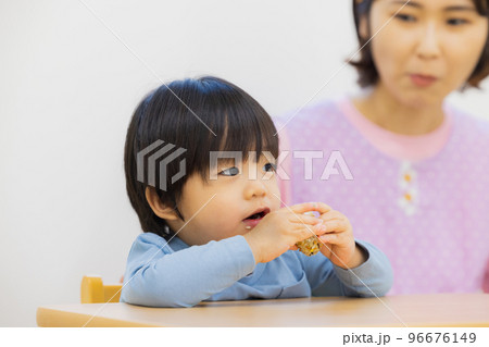 託児所　おやつ　補食 96676149