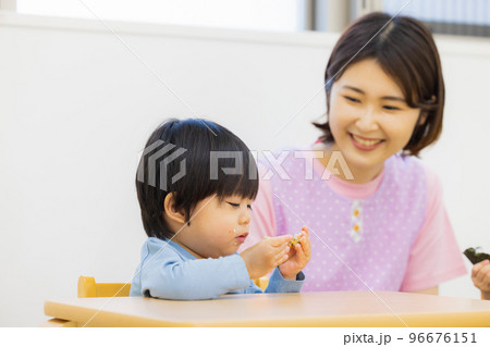 託児所　おやつ　補食 96676151