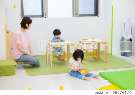 お絵描き　子供 96676170