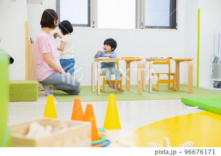 お絵描き　子供 96676171