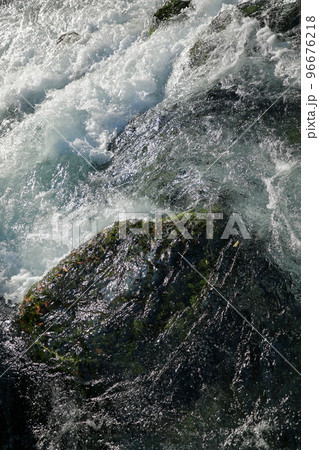 清流と白い波 96676218