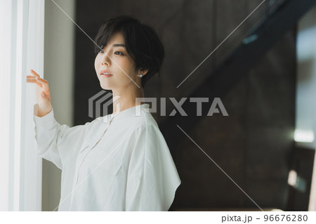 窓辺の女性　 96676280