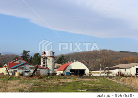 北海道　十勝地方　牧場のある風景　 96676287