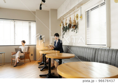 カフェでくつろぐキャリアウーマン 96676437