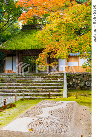 京都　法然院の山門と白砂壇 96676560