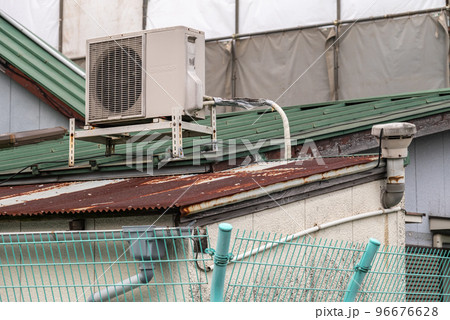 木造家屋解体の準備 足場の架け払い 木造家屋解体の準備 足場の架け払い 96676628