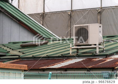 木造家屋解体の準備 足場の架け払い 木造家屋解体の準備 足場の架け払い 96676629