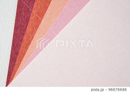 さまざまなトーンの暖色系のクラフト紙 96676686