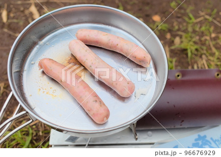キャンプ場で調理中のソーセージ キャンプ場で調理中のソーセージ 96676929