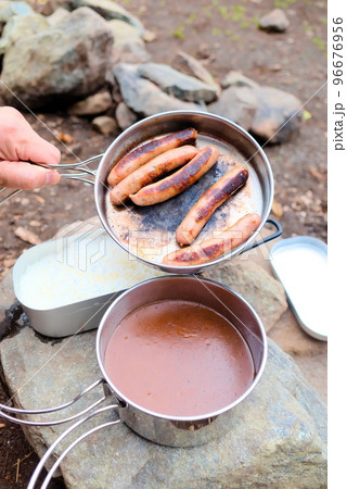 キャンプ場で調理したソーセージとカレー 96676956