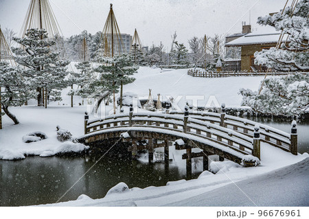 玉泉院丸庭園の雪景 96676961