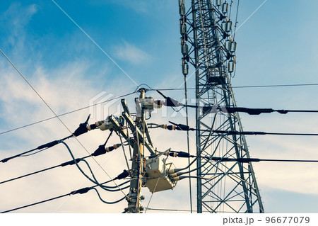 住宅街の電線と高圧送電線を支える送電鉄塔 a-3 暖色加味 住宅街の電線と高圧送電線を支える送電鉄塔 a-3 暖色加味 96677079