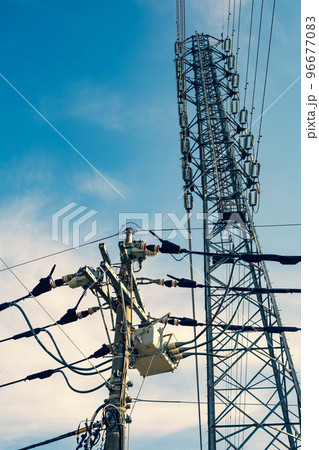 住宅街の電線と高圧送電線を支える送電鉄塔　b-3 暖色加味 96677083