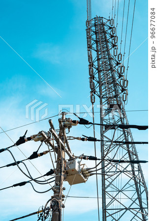 住宅街の電線と高圧送電線を支える送電鉄塔　b-4 ライトトーン 96677084