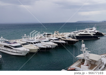 クロアチア スプリット クルーザーが並んだ船着き場 96677169