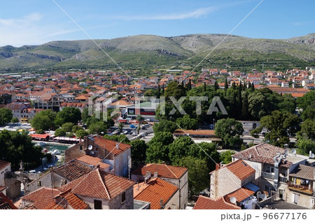 クロアチア 聖ロブロ教会の鐘楼から見たトロギルの街並み 96677176