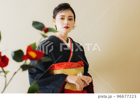 黒い振袖の女性 96677223
