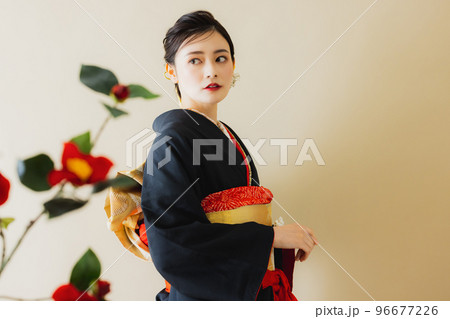 黒い振袖の女性 96677226