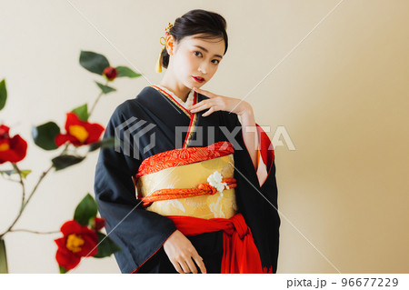 黒い振袖の女性　 96677229