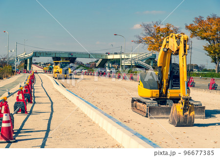 幹線道路の車線を増やす工事 国道17号上武道路下り方向 2022.11　b-5 暖色加味 96677385