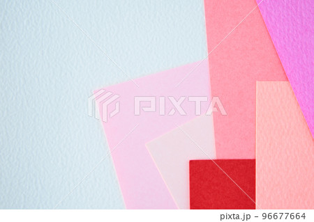 赤やピンク色のさまざまなクラフト紙 96677664