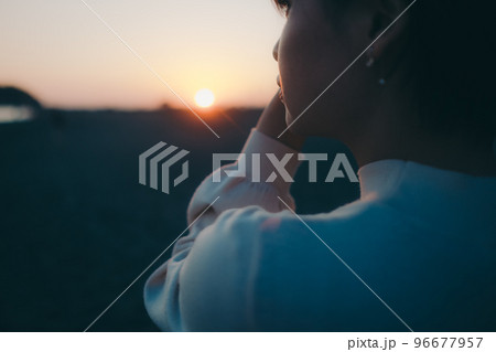 海岸に佇む若い女性の写真 96677957