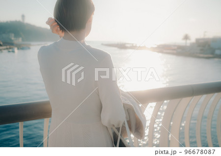 海が見える所に旅行に来た若い女性の写真 96678087
