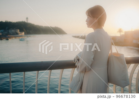 海が見える所に旅行に来た若い女性の写真 海が見える所に旅行に来た若い女性の写真 96678130