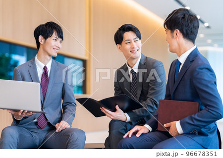 ビジネス　男性　ビジネスマン　オフィス　撮影協力「LINK FOREST」 96678351