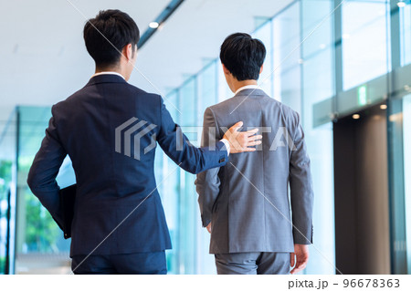ビジネス　男性　ビジネスマン　オフィス　撮影協力「LINK FOREST」 96678363