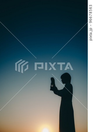 ランタンを持った若い女性の写真 96678563
