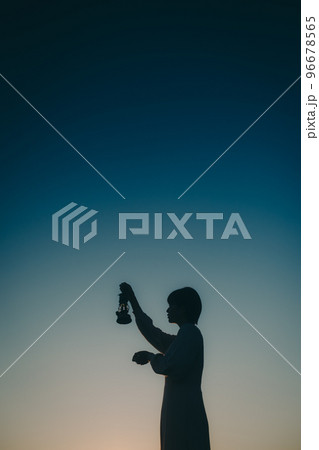 ランタンを持った若い女性の写真 96678565