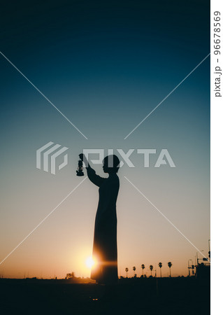 ランタンを持った若い女性の写真 ランタンを持った若い女性の写真 96678569