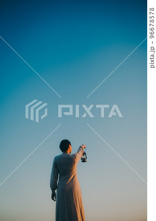 ランタンを持った若い女性の写真 96678578