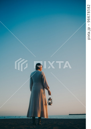 ランタンを持った若い女性の写真 ランタンを持った若い女性の写真 96678582