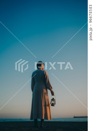 ランタンを持った若い女性の写真 ランタンを持った若い女性の写真 96678583