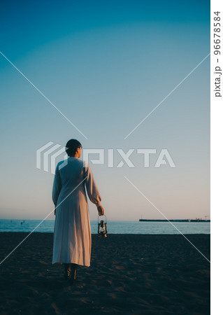 ランタンを持った若い女性の写真 96678584