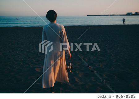 ランタンを持った若い女性の写真 ランタンを持った若い女性の写真 96678585
