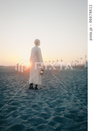 ランタンを持った若い女性の写真 ランタンを持った若い女性の写真 96678612
