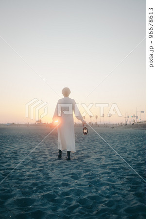 ランタンを持った若い女性の写真 ランタンを持った若い女性の写真 96678613