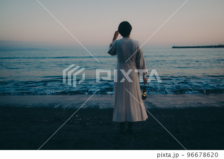 ランタンを持った若い女性の写真 ランタンを持った若い女性の写真 96678620