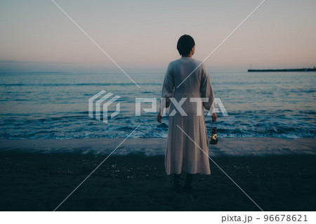 ランタンを持った若い女性の写真 ランタンを持った若い女性の写真 96678621